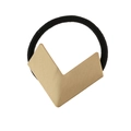 Dettaglio dell'elastico per capelli in metallo spazzolato a forma di V color oro - Finitura Spazzolata / Oro