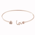 Roségoldener Armreif mit funkelndem Herzanhänger und Love-Schriftzug für Damen - Roségold