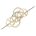 Makroaufnahme einer goldfarbenen Haarnadel mit kunstvollem Knoten-Design und Glanz - Gold, Einzelzinken