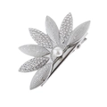 Fermaglio per capelli a fiore d'argento con strass e perla bianca su sfondo bianco - Argento