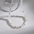 Dettaglio delle perle traslucide a forma di bambù e distanziatori dorati sulla collana - Collana Stile B (SFLN2010-B)