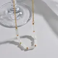 Dettaglio della collana a perle di bambù con pietre bianche e accenti dorati - Collana Stile A (SFLN2010-A)