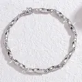 Dettaglio di un bracciale a catena con maglie rettangolari ritorte color argento - Color Acciaio