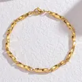 Dettaglio del bracciale a catena dorata con maglie intrecciate e chiusura a moschettone - Oro