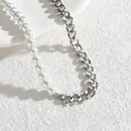 Elegante Halskette mit halben Perlen und silberner Edelstahlkette für modernen Minimalismus - Stahlfarbe