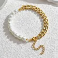 Minimalistisches Armband aus goldener Gliederkette und weißen Perlen mit Verschluss - Gold