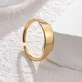 Dettaglio dell'anello geometrico placcato oro regolabile su base in pietra bianca - Oro