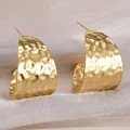Etnische brede C-vormige goudkleurige oorbellen met gehamerd onregelmatig oppervlak - Handgehamerde Textuur Stijl (S-E588)