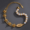 Dettaglio del bracciale in acciaio inossidabile dorato con perle bianche e labbra - Forma di Labbra (SFLB1015)