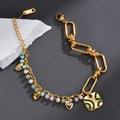 Dettaglio di un bracciale con ciondoli a fiori geometrici, perline pastello e oro - Pendente Cuore con Perline Colorate (SFLB1019)