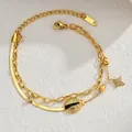 Détail d'un bracelet double couche plaqué or 18 carats avec breloques coccinelle - Chaîne Serpent Étoile Coccinelle (SFLB1016)