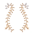 Detalle de clips dorados para las orejas con forma de hojas y pedrería fina - Dorado