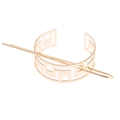 Detalle de horquilla y brazalete dorado para el cabello con patrones de greca griega - Dorado