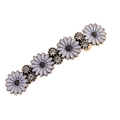 Dettaglio del fermaglio per capelli a margherita con petali in smalto e strass luminosi - Stile Floreale a Fila Singola