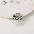 Detalle de peineta vintage con diseño de trébol y acabado en plata oxidada - Plata Antigua