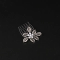 Dettaglio del pettine per capelli vintage argento con fiore di perla e foglie di metallo - Argento Antico