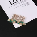 Dettaglio del pettine per capelli dorato con cristalli verde smeraldo e strass bianchi - Zircone Verde