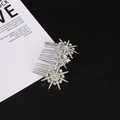 Dettaglio del pettine per capelli a stella d'argento con strass scintillanti e nappe - Argento