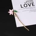 Dettaglio del fermaglio per capelli orchidea in smalto rosa con foglia verde e perla - Oro