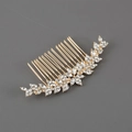 Eleganter goldener Haarkamm für die Braut mit Markiseschliff-Steinen und Blumenmuster - Weiß