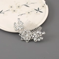 Dettaglio macro del pettine per capelli in argento con strass e perle sintetiche - Stile in Lega Argentata con Strass Trasparenti / Bianco