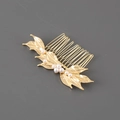 Vista dettagliata del pettine per capelli con foglie dorate e perle bianche eleganti - Oro