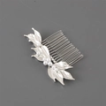 Dettaglio di un pettine per capelli argento con foglie di metallo e perle bianche per acconciature - Argento
