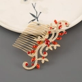 Detail van vintage haarkam met rode strassteentjes en goudkleurig bloempatroon - Goud met witte zirkoon
