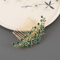 Dettaglio di un pettine per capelli vintage dorato con strass verde scuro e denti - Stile Oro con Strass Verde