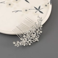 Dettaglio di un elegante pettine per capelli in argento con strass per acconciatura sposa - Stile Diamante Bianco Argento