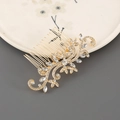 Detail van vintage haarkam met witte strass steentjes en verguld bloemmotief ontwerp - Wit met Witte Zirkonia