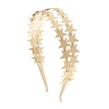 Minimalistisches doppellagiges Goldstern-Stirnband mit mattem Metall-Finish in 45-Grad-Ansicht - Gold
