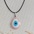 Primer plano del colgante de ojo turco rosa en forma de gota con cordón negro tejido - Estilo Gota de Agua / 3x4cm / Rosa