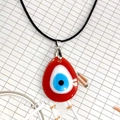 Detalle de un colgante de ojo turco de 3 cm de cristal en un collar de cordón negro - Estilo Gota de Agua / 3x4cm / Rojo