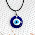 Detalle del colgante circular de cristal ojo turco azul con cordón negro tejido - Estilo Redondo / 30MM / Azul Zafiro