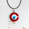 Vista macro detallada del collar con colgante de ojo turco de vidrio rojo de 3cm y cordón - Estilo Redondo / 30MM / Rojo