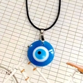 Vista detallada del colgante de ojo turco en vidrio azul de 3cm con cordón negro - Estilo Redondo / 30MM / Azul lago