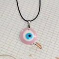 Vista de primer plano del colgante ojo turco rosa de 3cm con cordón negro y broche plata - Estilo Redondo / 30MM / Rosa