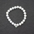 Vista superior detallada de la pulsera de cuentas de mármol blanco con dije de corazón - Estilo Corazón de Aleación Turquesa Blanca (BNS-0334) / Blanco