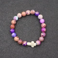 Detalle macro de la pulsera de cuentas de piedra de colores con un dije de cruz blanca - Estilo Cruz de Piedra Imperial Púrpura (BNS-033) / Púrpura