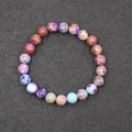 Detalle macro de la pulsera de cuentas de jaspe imperial con patrones de mármol púrpura y azul - Estilo Piedra Imperial Colorida (BNS-0334) / Multicolor