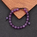 Nahaufnahme von lila Naturachatperlen an einem verstellbaren schwarzen Flechtarmband - 16.5+5+5cm / Amethyst