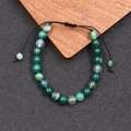 Detail van groene agaat kralenarmband met verstelbaar zwart gevlochten koord en steen - Gestreepte Groene Agaat
