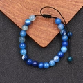 Detailopname van verstelbare handgeweven armband met blauwe kant-agaat kralen - Blauw Gestreepte Agaat
