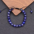 Detail van handgeweven armband met blauwe natuursteen kralen en verstelbaar koord - Lapis lazuli