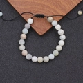 Detail van verstelbare gevlochten armband met kleurrijke matte kralen van natuursteen - Amazoniet