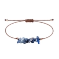 Handgefertigtes braunes geflochtenes Armband mit blauen Natursteinen und Goldperlen - Blauer Sodalith