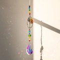 Kristall-Sonnenfänger mit Baum des Lebens Motiv und bunten Perlen für die Fensterdekoration - Rund Chakra Stein Stil (NS-0065-3)
