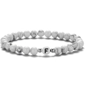 Bracelet minimaliste en perles de turquoise blanche avec une perle lettre F argentée - Style Lettre F