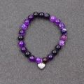 Pulsera de cuentas elástica con piedras cebra púrpura y un colgante de corazón plateado - Estilo Colgante de Corazón de Acero Inoxidable Púrpura (BNS-0334) / Púrpura
